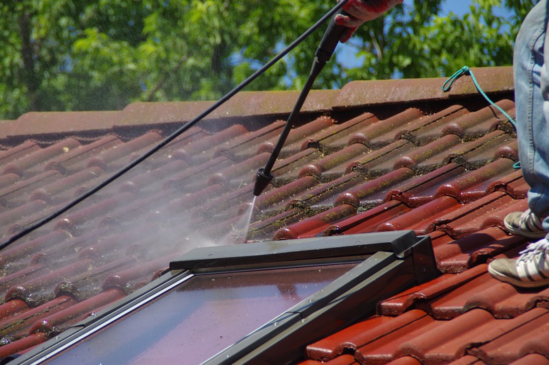 Top 5 Signs It’s Time to Schedule a Roof Cleaning Service